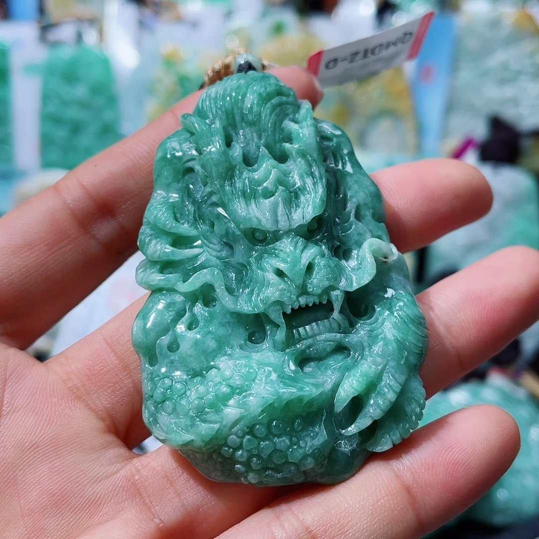 翡翠未镶嵌颈饰一个
