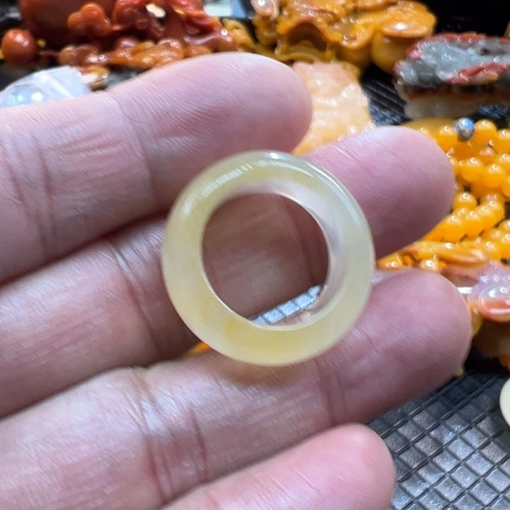 石英质玉（黄龙玉）颈饰未镶嵌