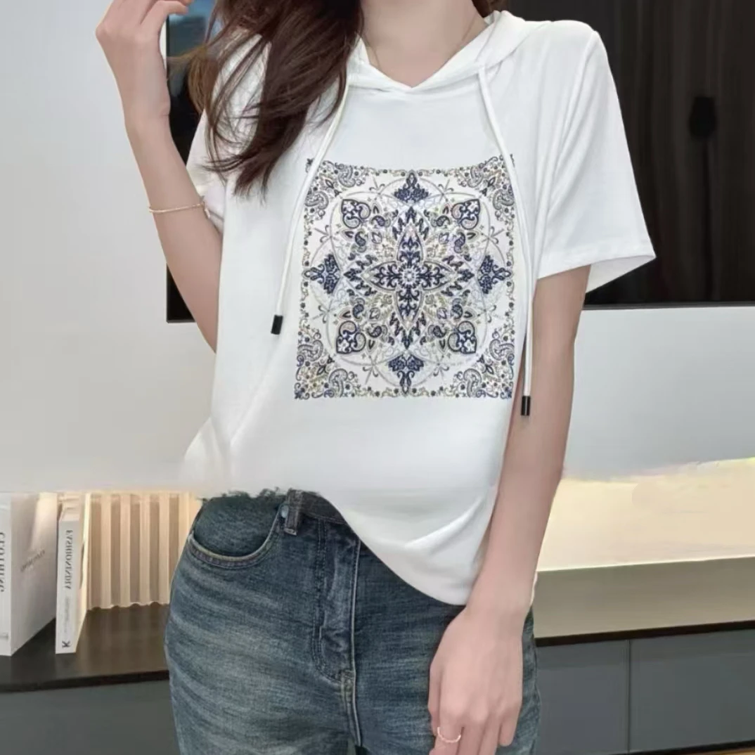 伊蔓姿帽衫款半袖,慕斯面料,烫钻+印花工艺。