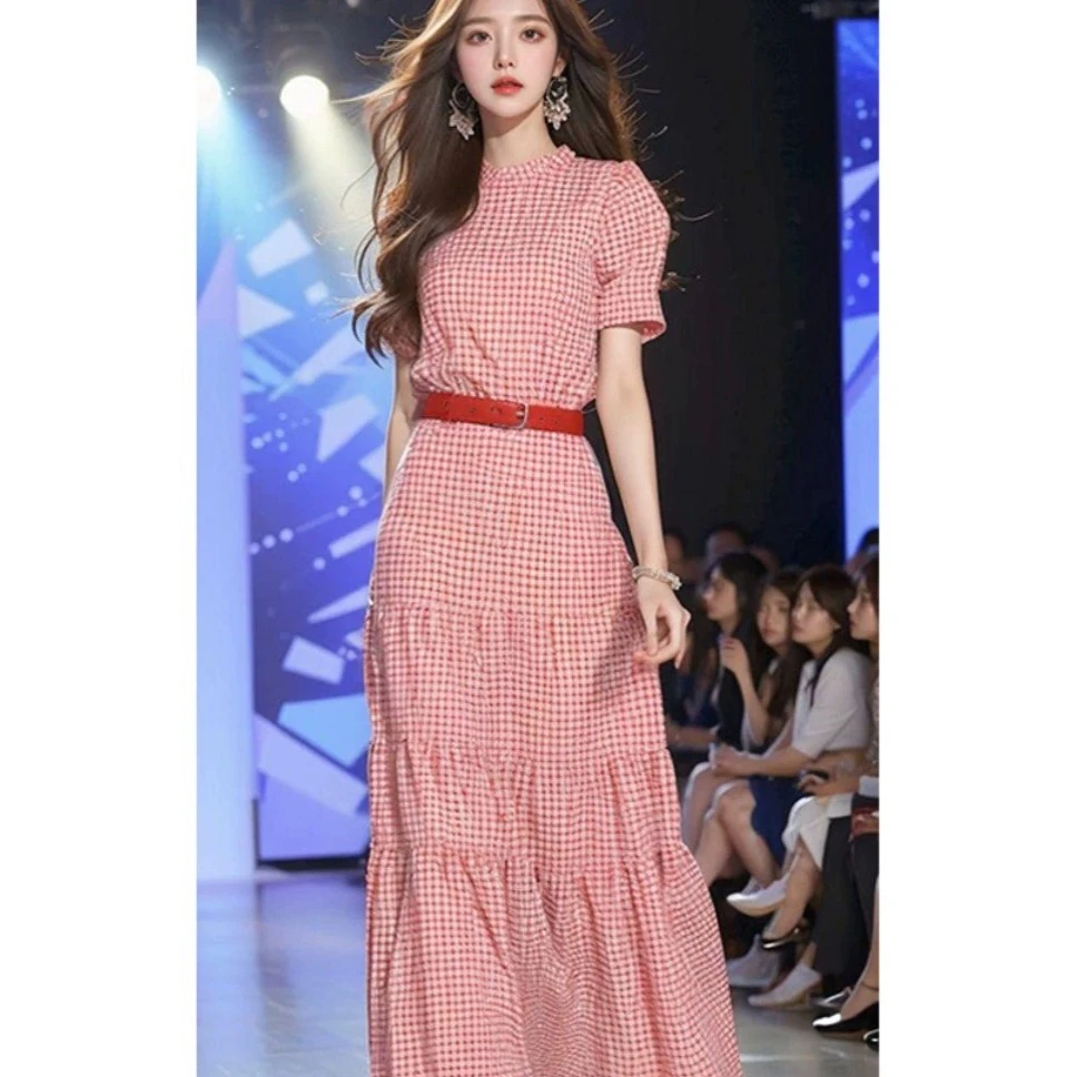 法式赫本风收腰超好看慵懒度假风可盐可甜气质红色格子连衣裙女夏