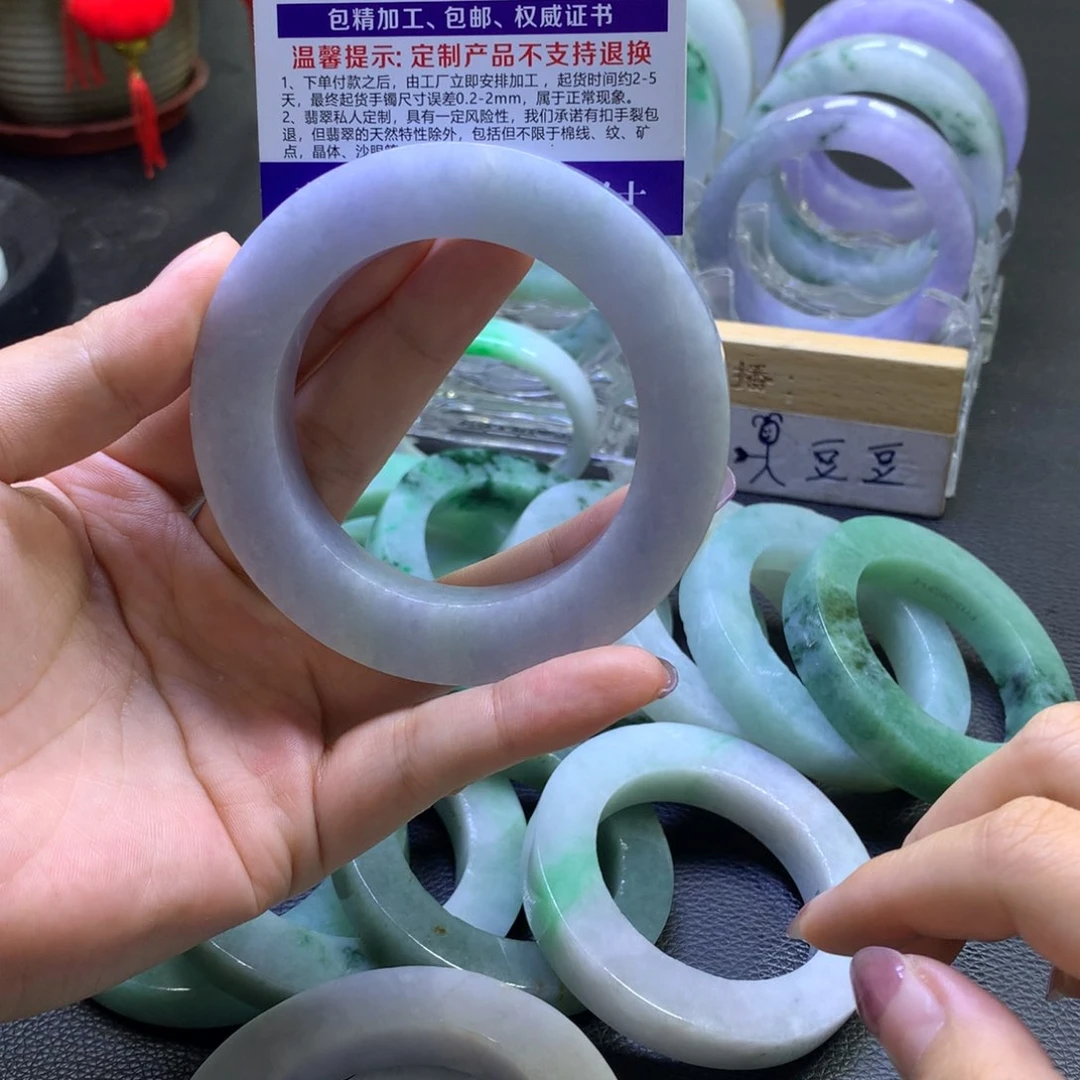 未镶嵌翡翠定制翡翠虫