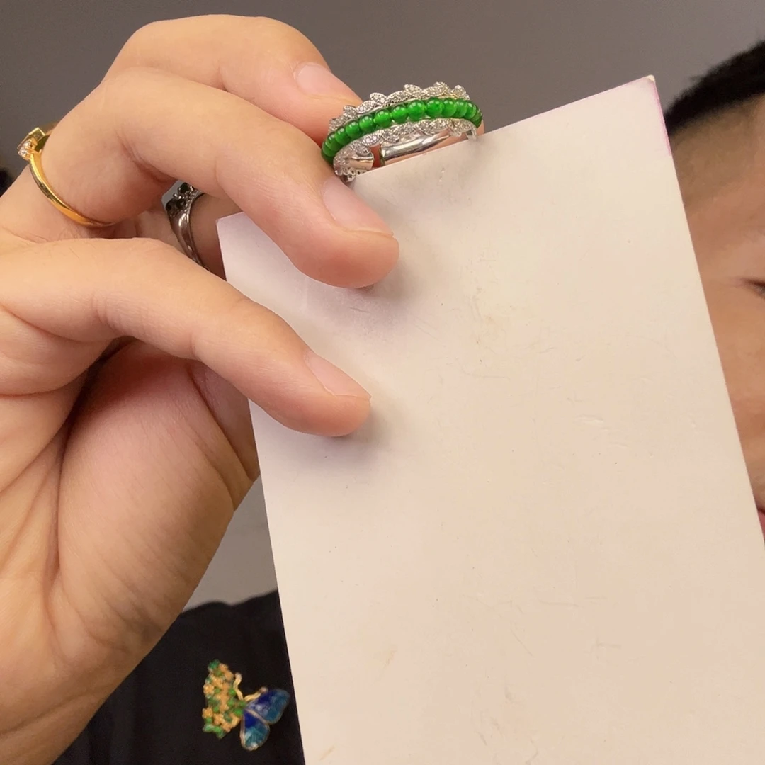 翡翠未镶嵌颈饰一件