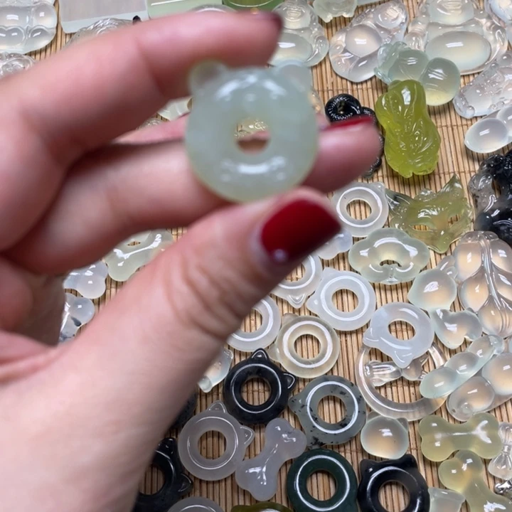 蛇纹石玉颈饰未镶嵌