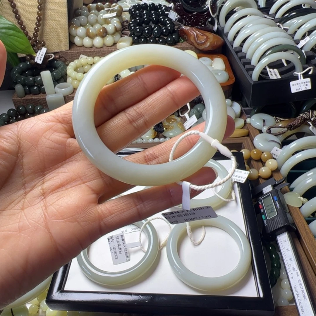 冉***麻和田玉（糖玉）未镶嵌手链