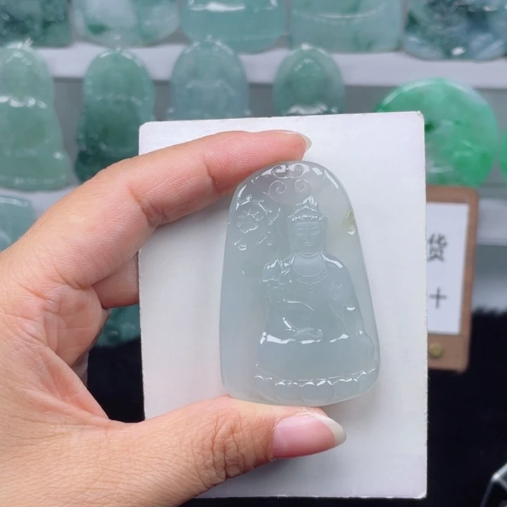 颈饰未镶嵌翡翠素衣观音