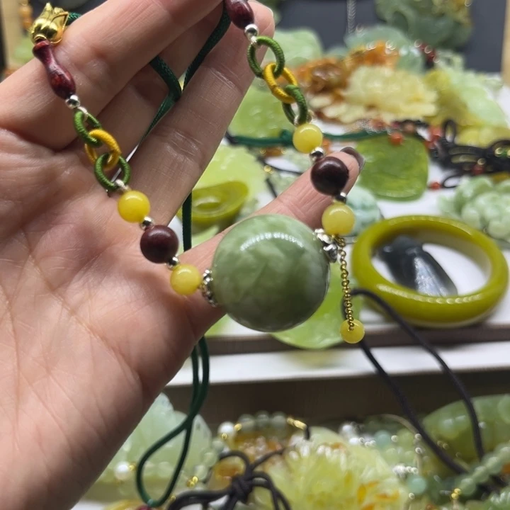 蛇纹石玉未镶嵌颈饰