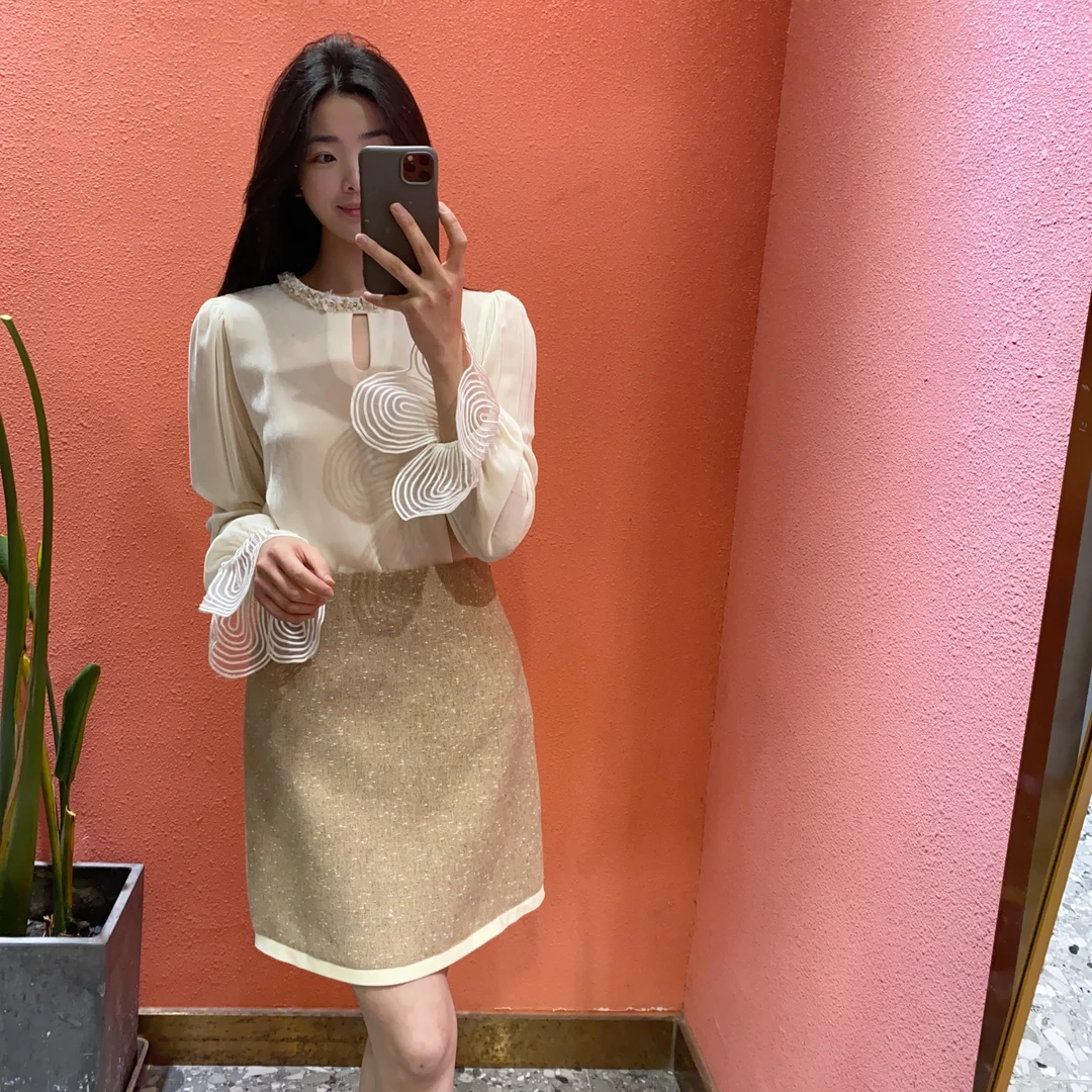 （默茗服装）花朵袖丝绒钉珠领衬衫