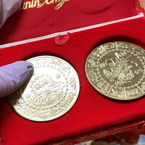 其他普通金属双喜纪念章。。。。。。