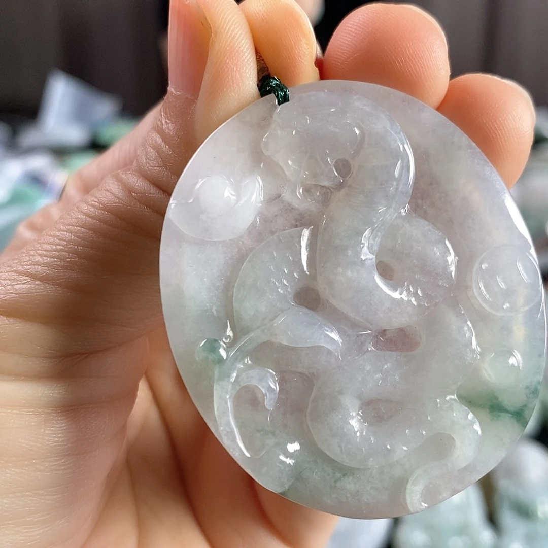 翡翠未镶嵌颈饰蛇牌