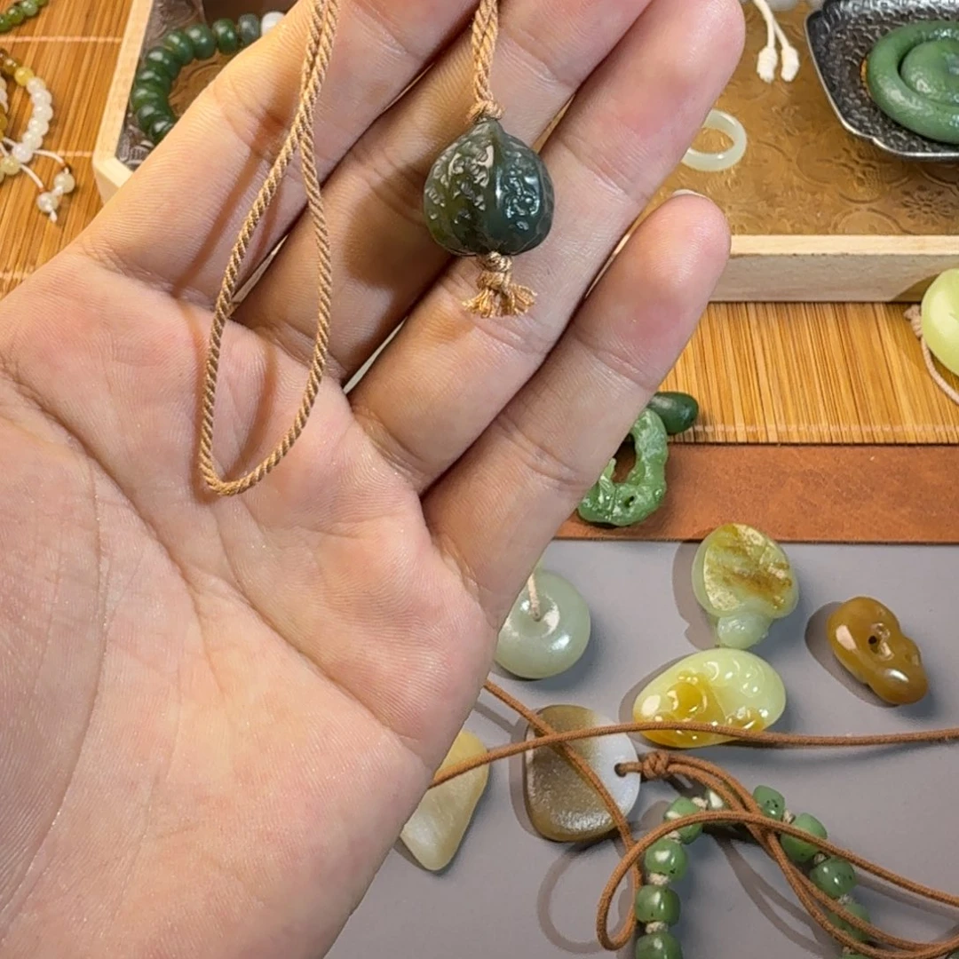 _****和田玉（糖玉）未镶嵌颈饰