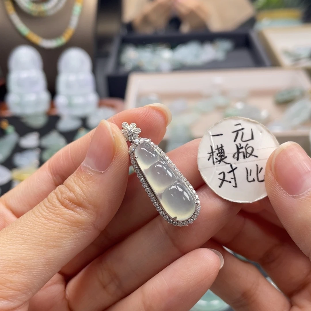 翡翠未镶嵌颈饰豆豆