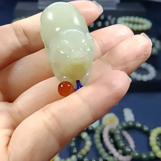 和田玉未镶嵌颈饰猪