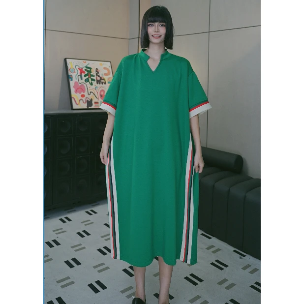 L2626-袖口侧边撞色织带V领大码大版连衣裙休闲薄款