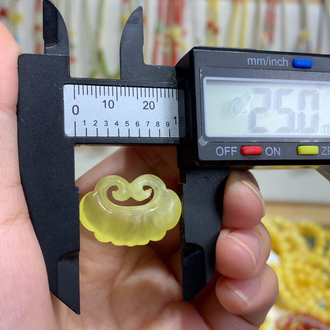 蜜蜡未镶嵌颈饰如意