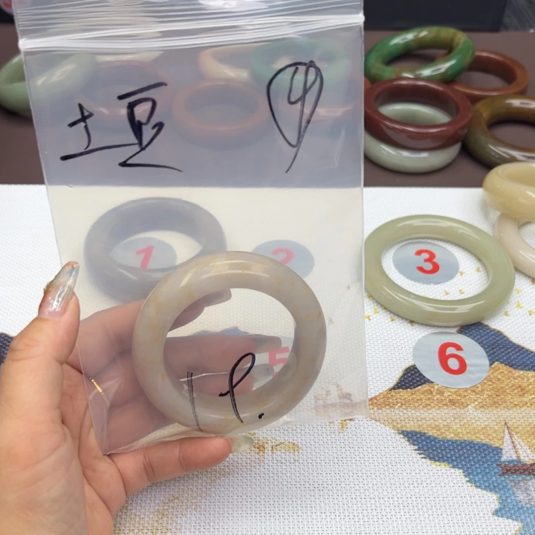 石英质玉手镯未镶嵌土***?