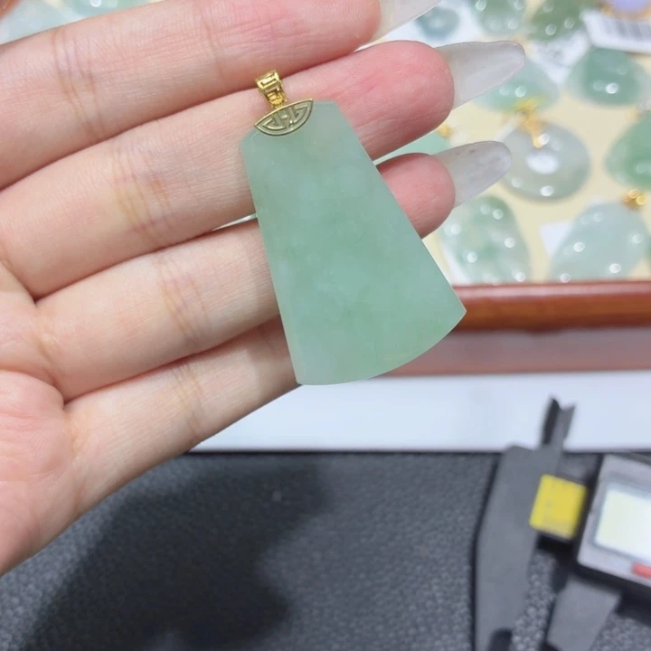 颈饰18K金镶嵌翡翠