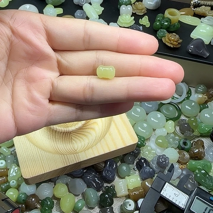 燕***姐未镶嵌和田玉挂件