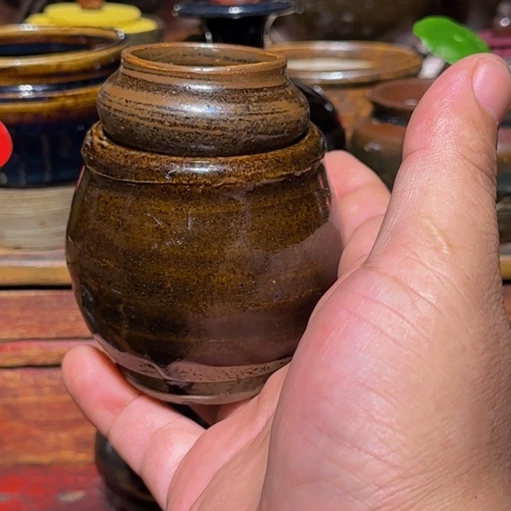 陳***景有机玻璃黑瓷两件