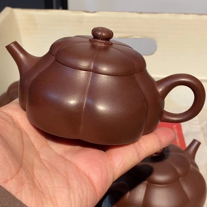 紫砂茶壶紫砂壶微瑕。紫砂壶的