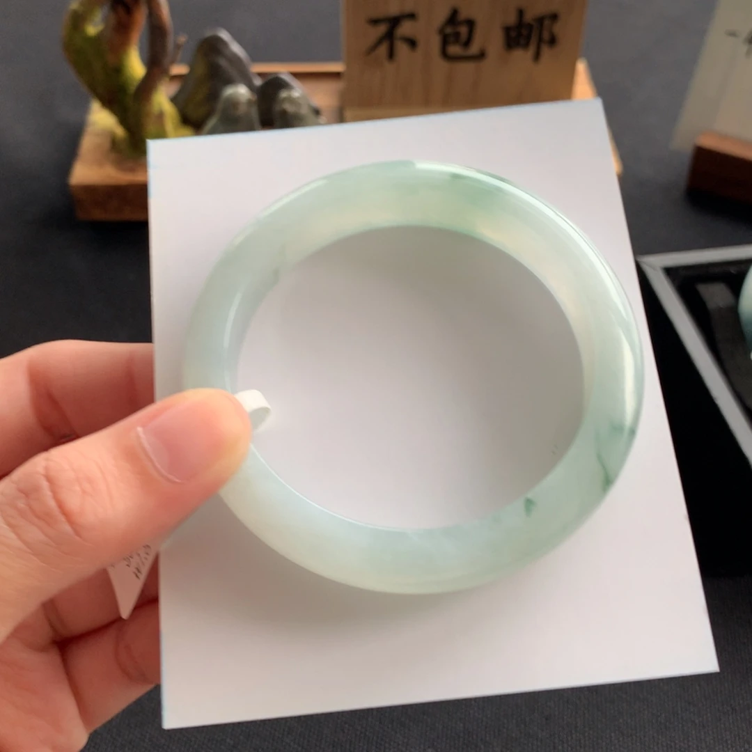 翡翠手镯未镶嵌翡翠
