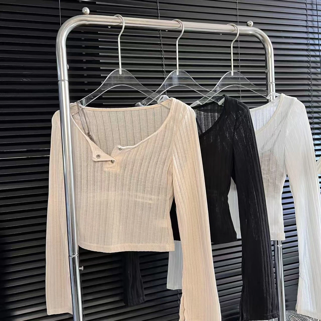 【多宝】纯欲系性感低领纽扣坑条气质长袖上衣+三角杯美背叠穿1998