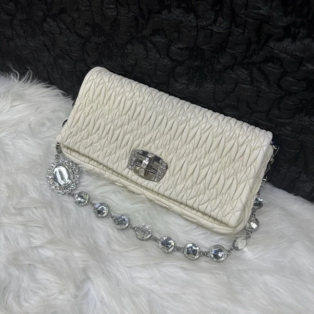 95新 MIU MIU/缪缪 缪缪白色小号彩宝褶皱单肩包