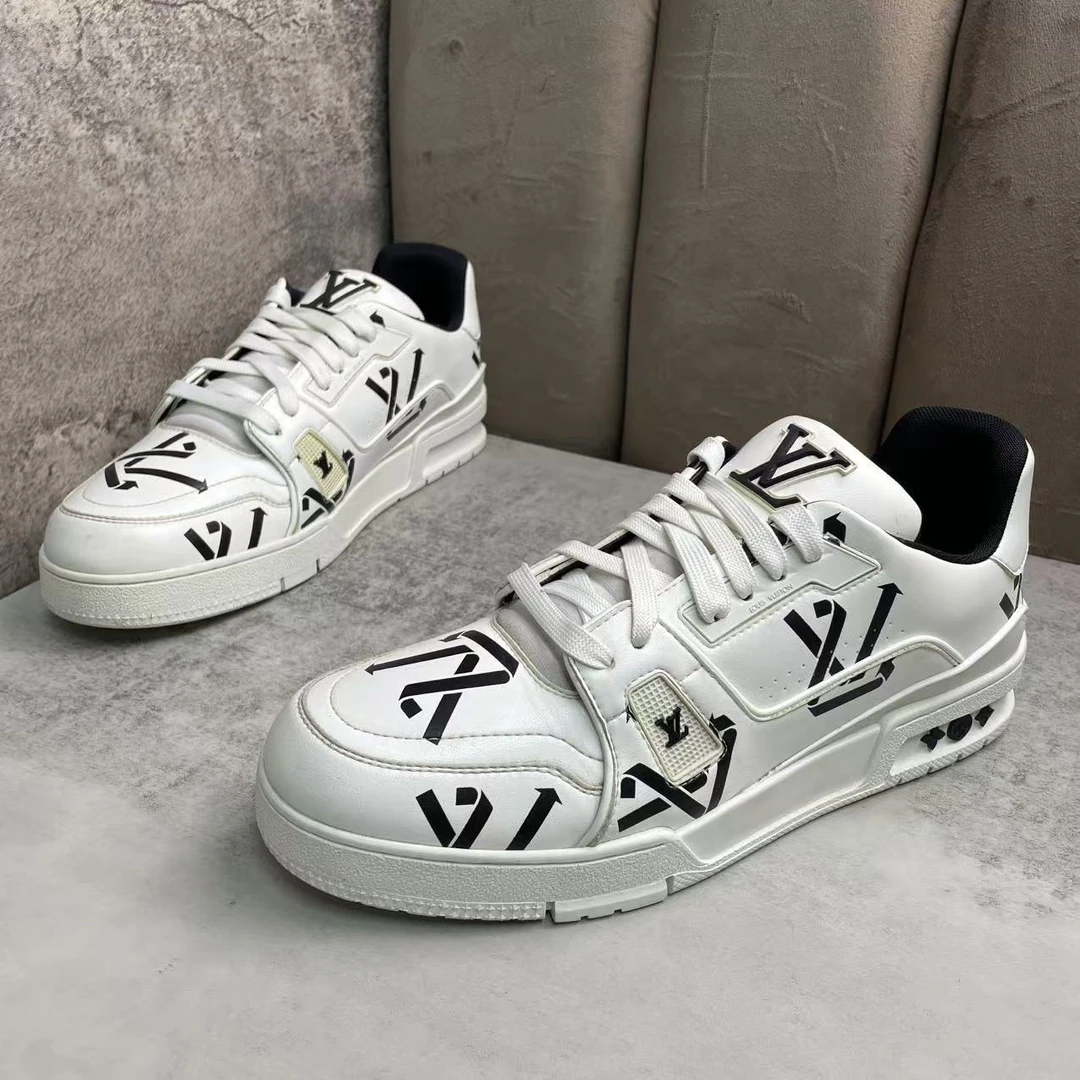 95新 LouisVuitton/路易威登 白色皮面老花满印时尚tr板鞋/41码