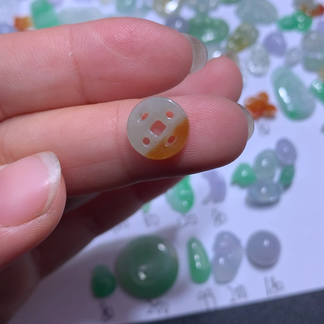 翡翠未镶嵌颈饰铜钱