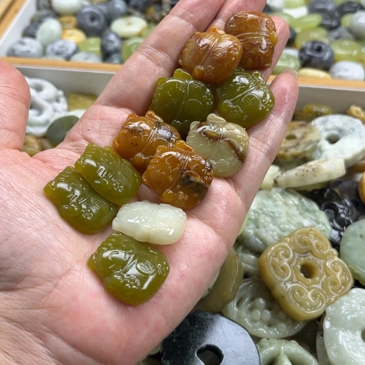 未镶嵌蛇纹石玉颈饰