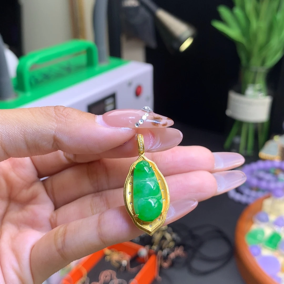 翡翠18K金镶嵌颈饰