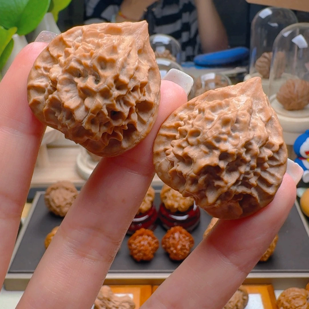 核桃把件32尺寸珊瑚塔