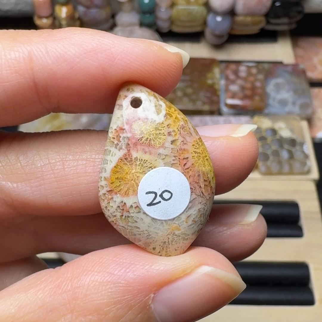 硅化玉未镶嵌彩花，有点纹