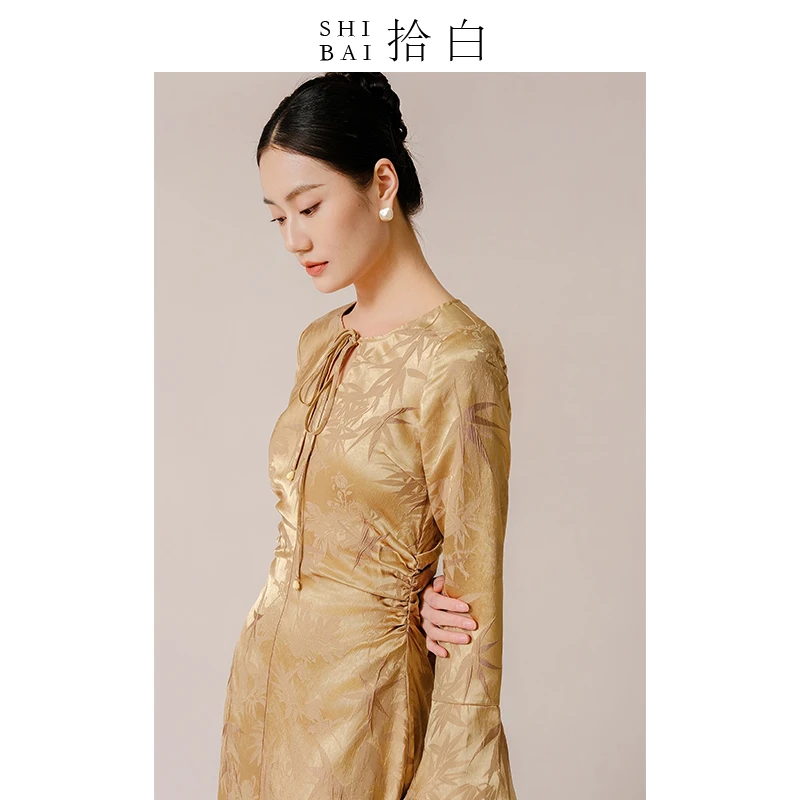 拾白新中式连衣裙原创设计国风金棕提花褶皱收腰显瘦长裙SU3194