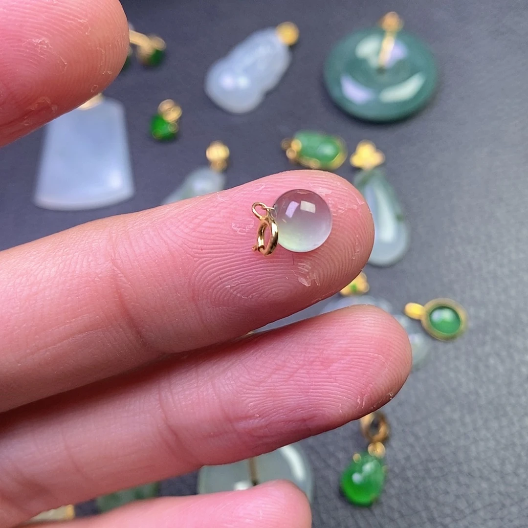 颈饰18K金镶嵌翡翠