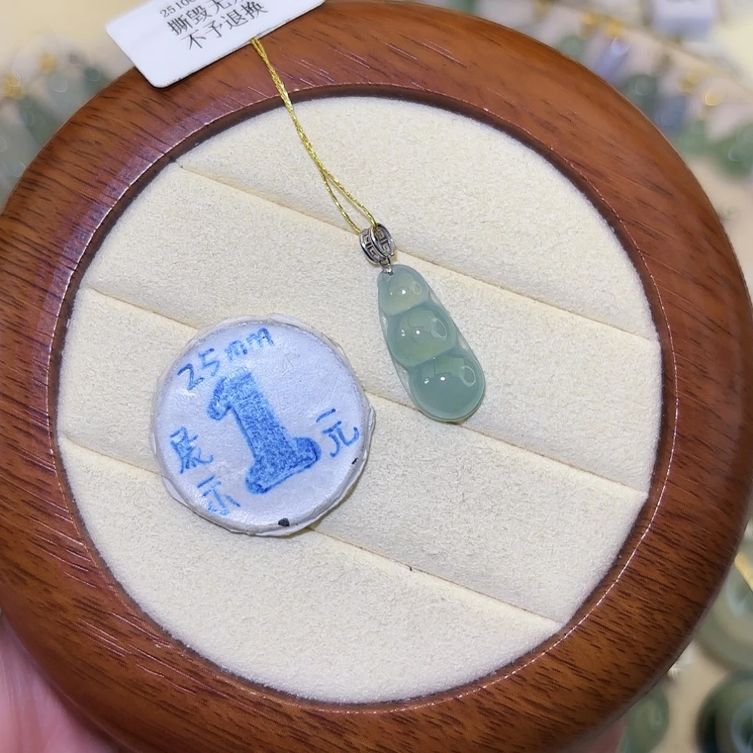 翡翠18K金镶嵌颈饰豆子