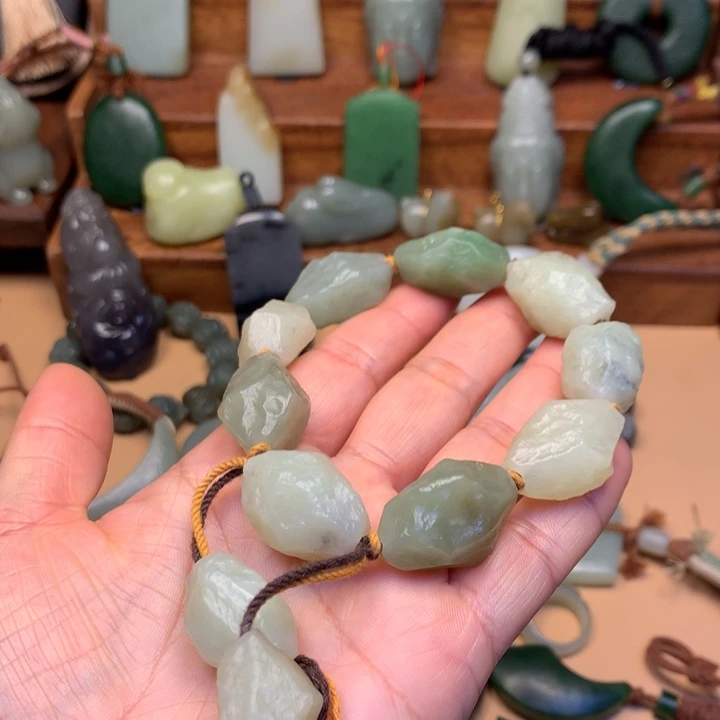 苏***调和田玉未镶嵌颈饰