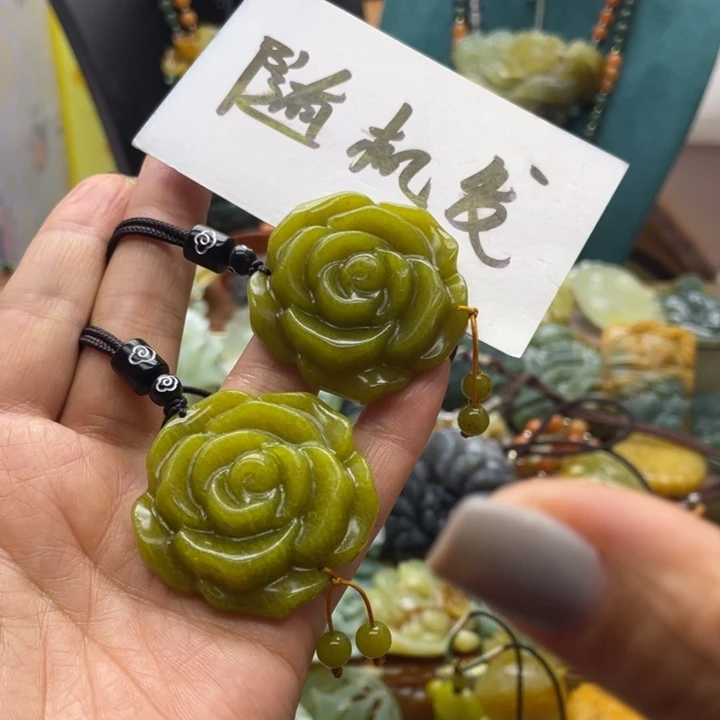 蛇纹石玉未镶嵌颈饰