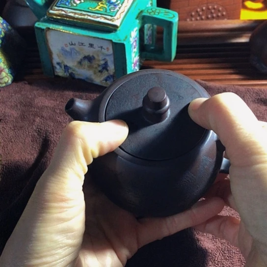 紫砂茶壶原矿泥料手工制作的紫砂壶。