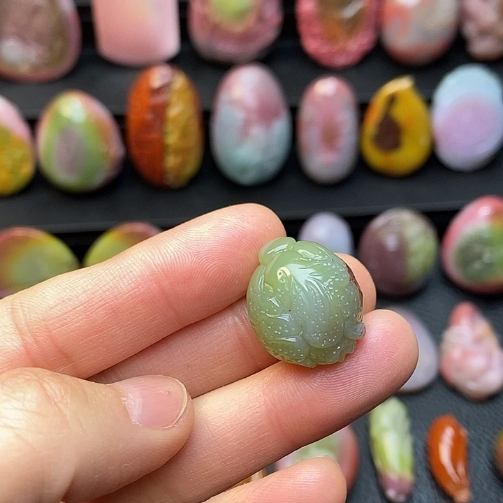 未镶嵌颈饰玛瑙/玉髓盐源原矿无优化白菜