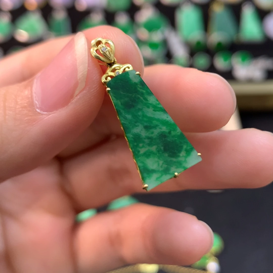 翡翠18K金镶嵌颈饰飘花无事牌