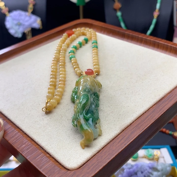翡翠颈饰未镶嵌猪**孩翡翠人参