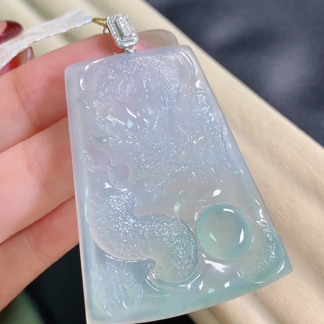 翡翠18K金镶嵌颈饰龙牌