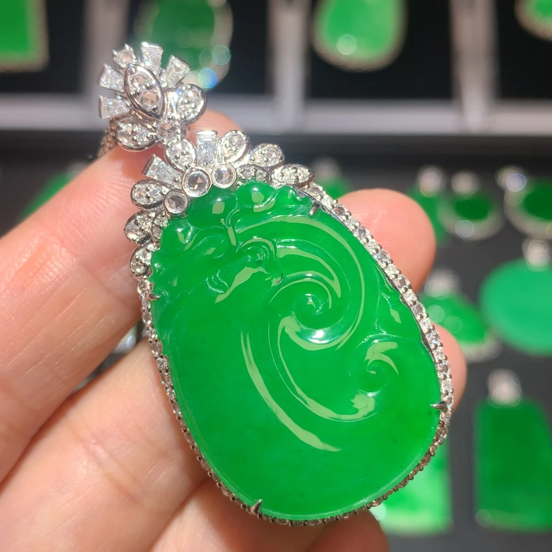 翡翠18K金镶嵌颈饰翡翠