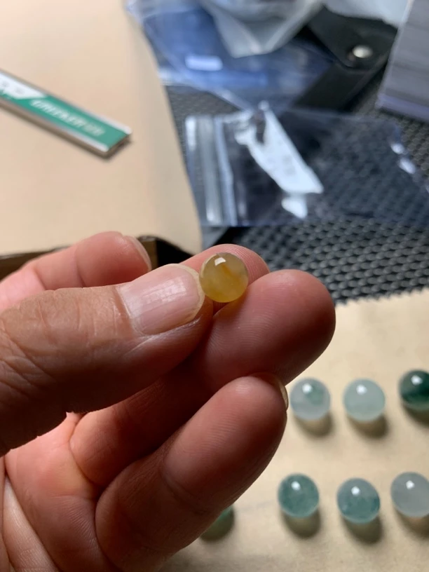 天然缅甸翡翠A货，8.6mm黄翡单珠