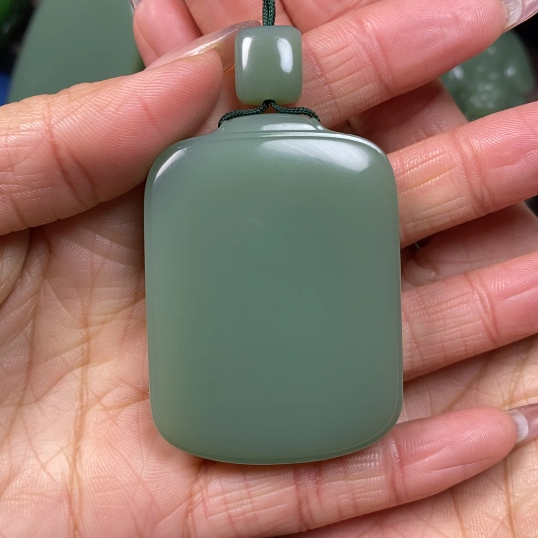 和田玉挂件未镶嵌小**?