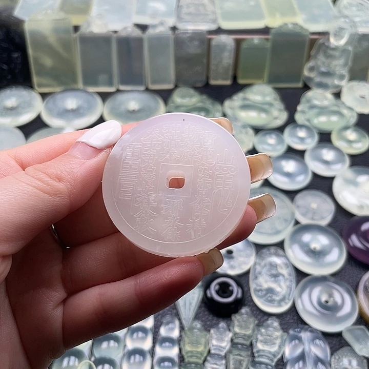 岫玉未镶嵌颈饰山鬼