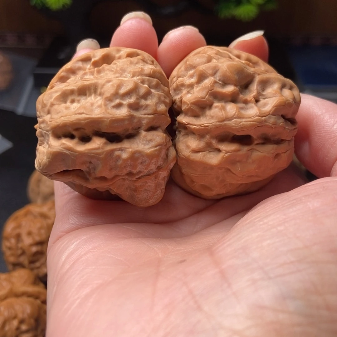 ****氏文玩核桃把件蛤蟆头