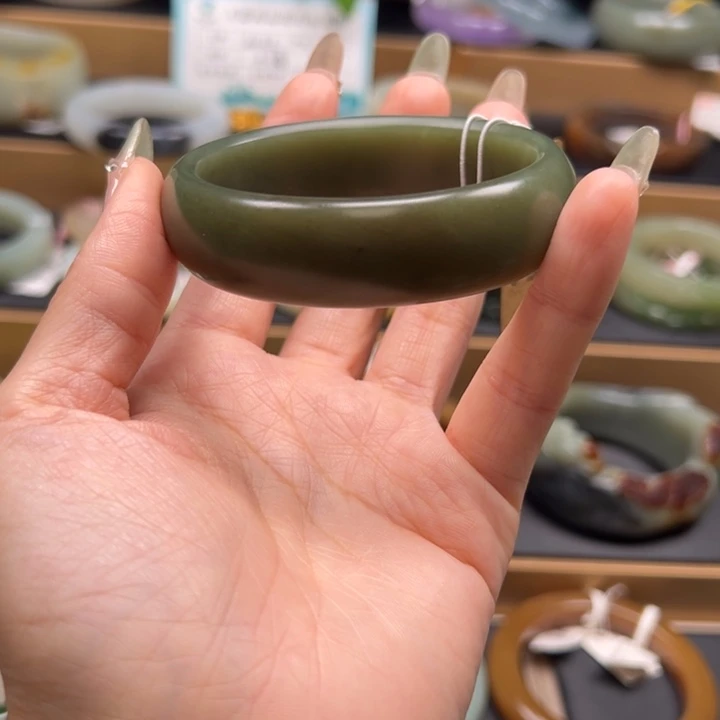 茵***子未镶嵌手镯和田玉