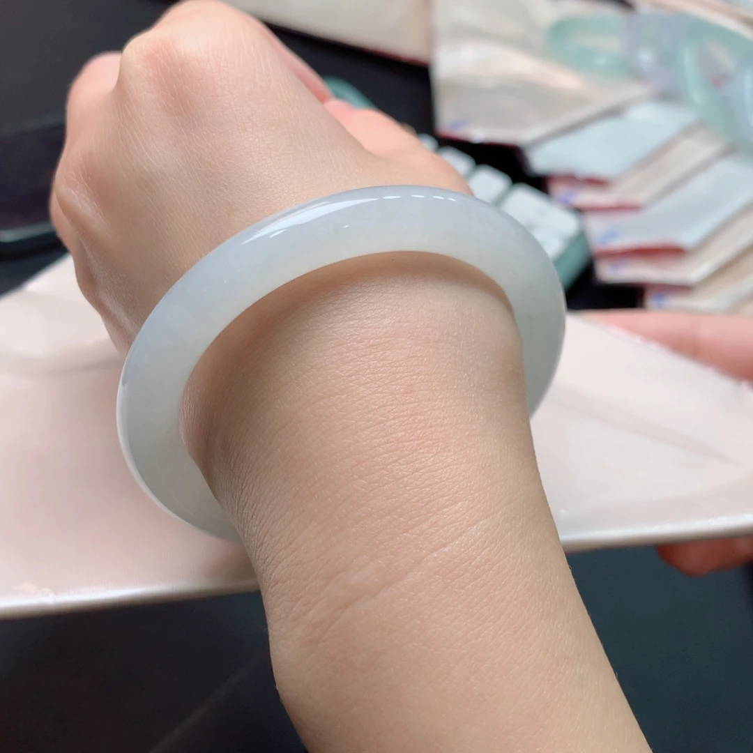 翡翠手镯未镶嵌翡翠