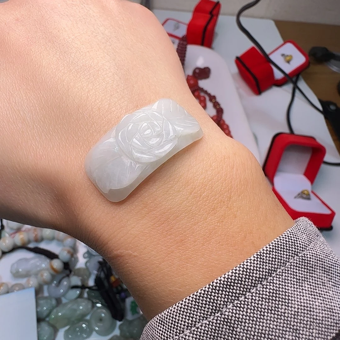 翡翠未镶嵌颈饰手牌